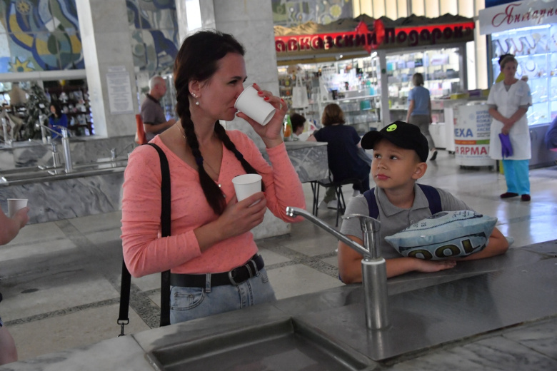 Пятигорск. Люди в помещении с насосной станцией для питьевой воды