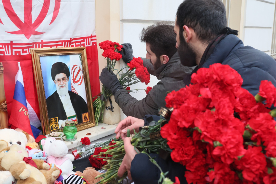 Возложение цветов в память о верховном лидере Ирана аятолле Али Хаменеи у посольства Ирана в Москве