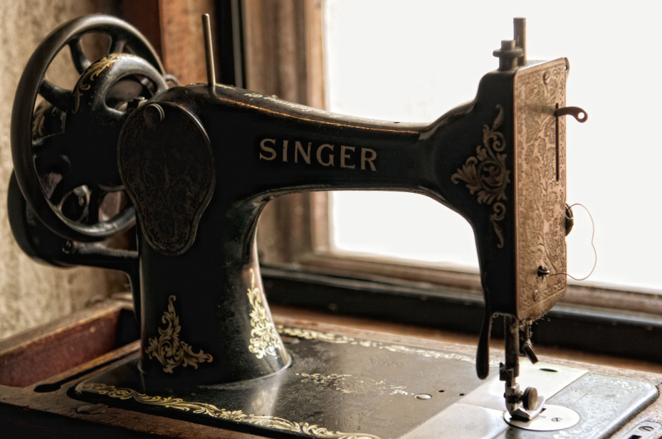 Старая швейная машинка «Зингер»
