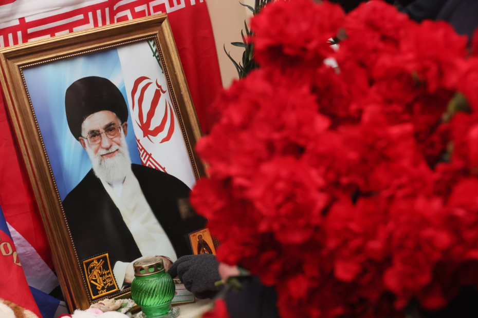 Портрет верховного лидера Ирана аятоллы Али Хаменеи у посольства Ирана в Москве