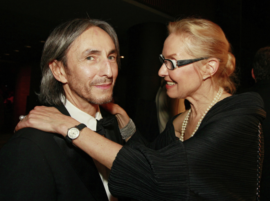 Бизнесмен Умар Джабраилов и директор «Мультимедиа Арт Музея» Ольга Свиблова во время благотворительного аукциона «Сердечный прием» фонда «Обнаженные сердца», 2012 год