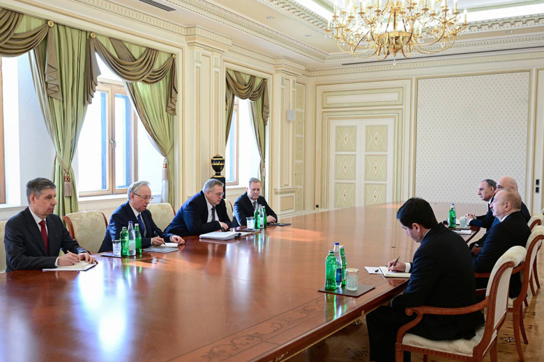 Президент Азербайджана Ильхам Алиев и вице-премьер России Алексей Оверчук во время встречи в Душанбе