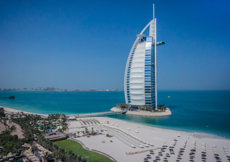 Россияне внезапно вернулись на пляжи Дубая после обстрелов