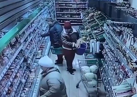 Россиянка пришла в магазин с ведрами и обчистила витрины с сыром