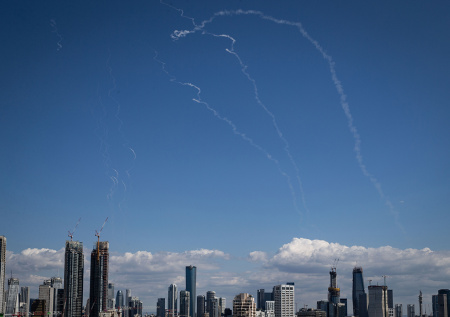 Иран впервые за сутки запустил ракеты в сторону Израиля