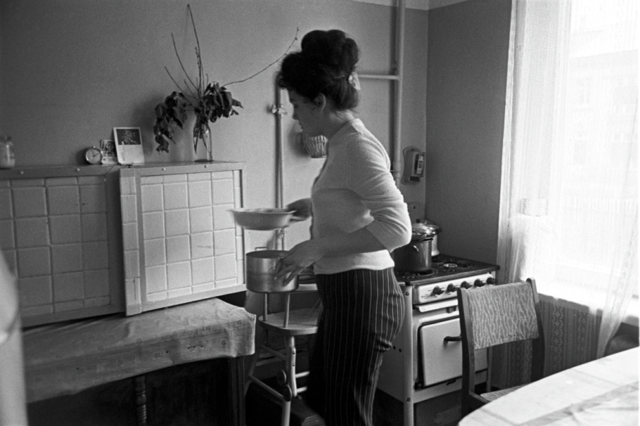 Москвичка за приготовлением обеда, 1966 год