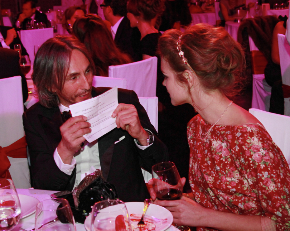 Бизнесмен Умар Джабраилов и модель Наталья Водянова во время благотворительного аукциона «Сердечный прием» фонда «Обнаженные сердца», 2012 год