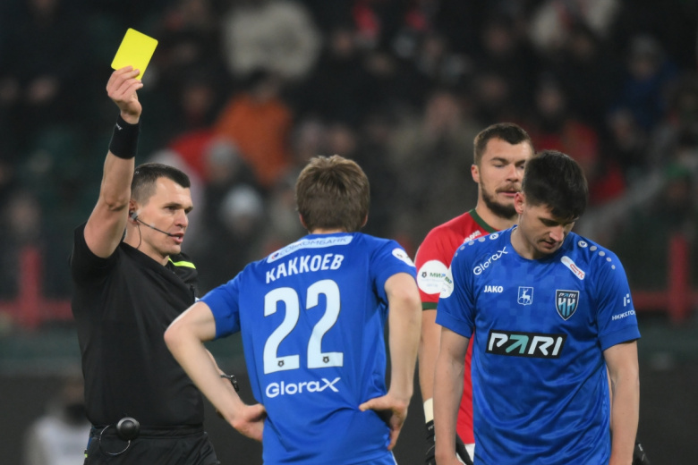 Главный судья Рафаэль Шафеев выносит предупреждение Никите Каккоеву (Пари НН) в матче 19-го тура российской Премьер-лиги (РПЛ) в Москве