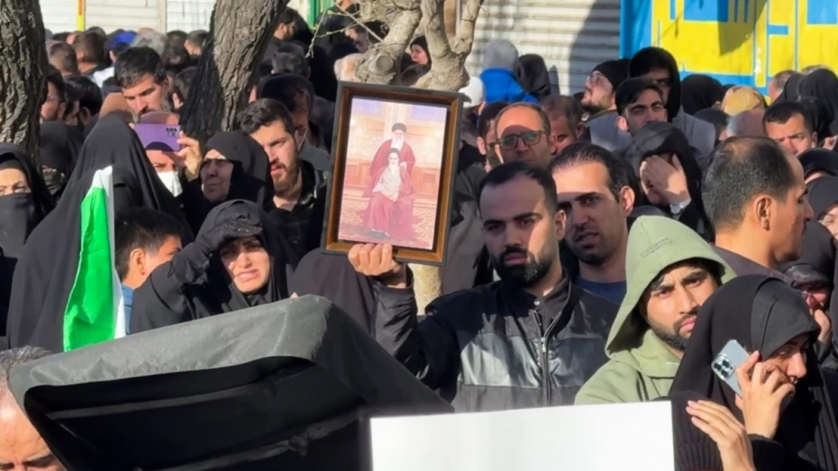 Участники митинга в память о погибшем верховном лидере Ирана Али Хаменеи в Тегеране