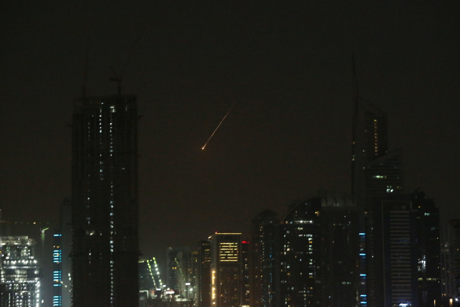 Вспышки от летящих ракет. ОАЭ заявили, что в субботу перехватили новую волну иранских ракет