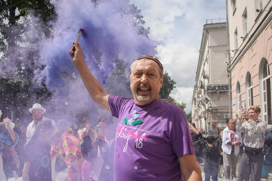 Николай Коляда  во время пенной дискотеки, посвященной открытию фестиваля, 2025 год