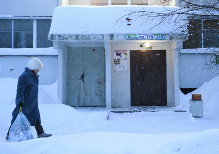 Вход в московский подъезд превратился в смертельную ловушку