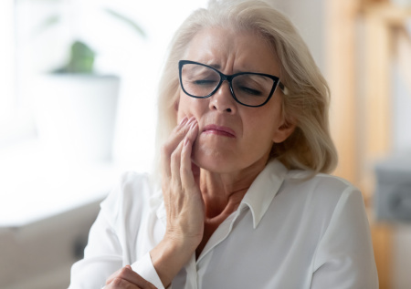 Хирург назвала причины, из-за которых может заклинить челюсть