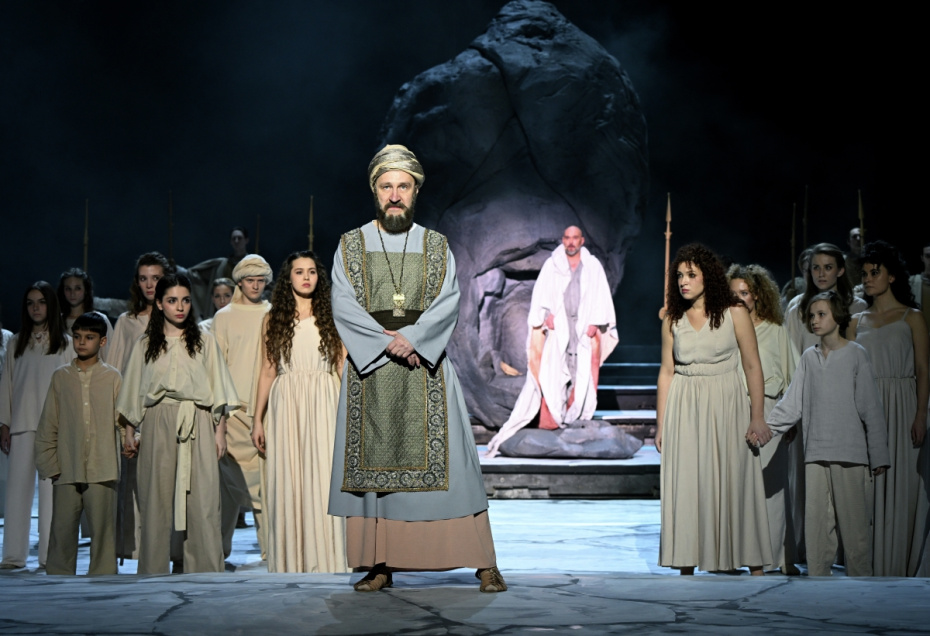 Актер Андрей Кайков (в центре) в роли Каифы в сцене из спектакля «Роман» в постановке режиссера Александра Лазарева в Центральном академическом театре Российской армии в Москве