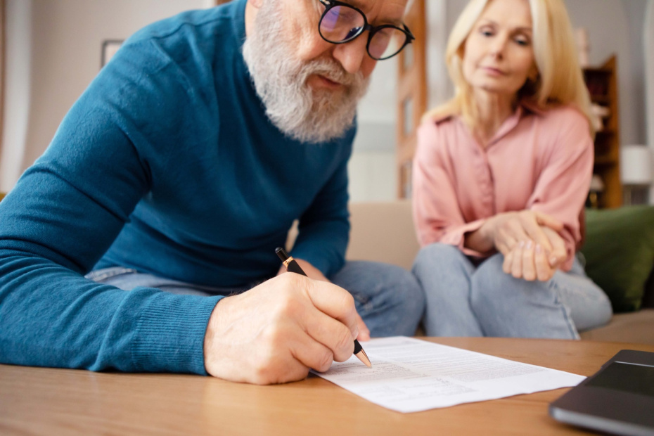 Льготы пенсионерам на ЖКХ и капремонт в 2026 году: полный список и оформление