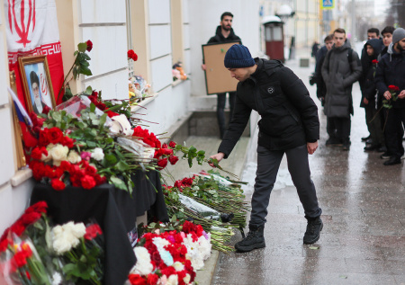 Россияне простились с иранским лидером у посольства