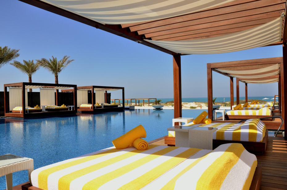 Бассейн пляжного клуба «Монте-Карло» на острове Саадият, Абу-Даби, Объединенные Арабские Эмираты