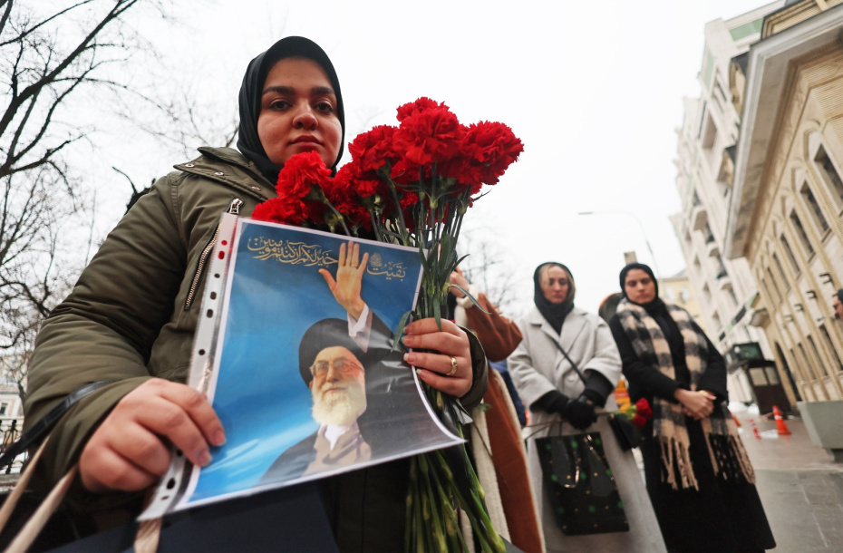 Возложение цветов в память о верховном лидере Ирана аятолле Али Хаменеи у посольства Ирана в Москве