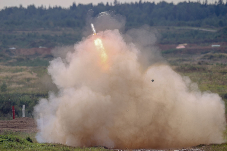 Выстрел тяжелой огнеметной системы ТОС-1А «Солнцепек»