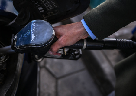 Немцы стали массово застревать в очередях на АЗС из-за подорожания топлива