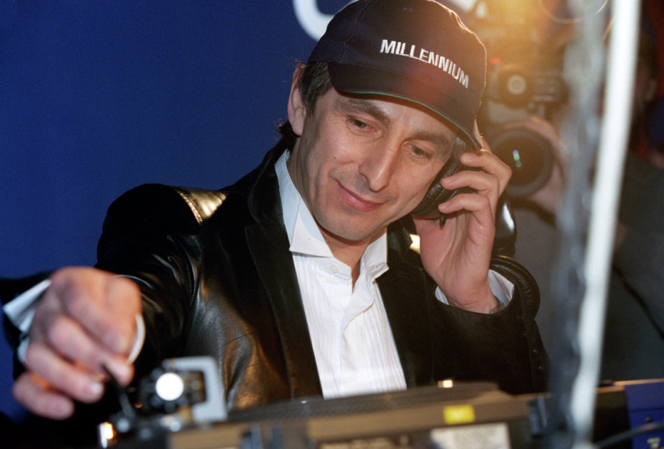 Предприниматель, президент компании «PLAZA Группа» Умар Джабраилов — кандидат на пост президента РФ на выборах 26 марта 2000 года