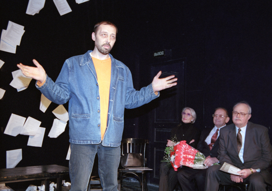 Церемония вручения литературной премии «Эврика». Драматург и писатель Николай Коляда (слева) поздравляет лауреатов премии, 2002 год