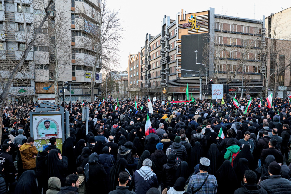 Люди собрались в Тегеране, Иран, 1 марта 2026 г., чтобы почтить память верховного лидера Ирана аятоллы Али Хаменеи