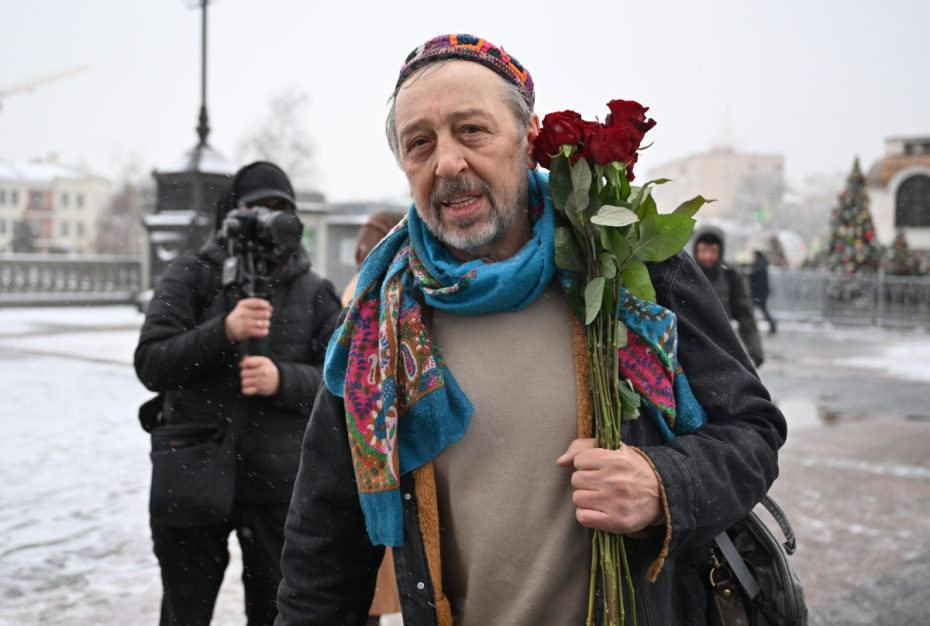 Николай Коляда идет к храму Христа Спасителя на церемонию прощания с народной артисткой СССР Инной Чуриковой, 2023 год