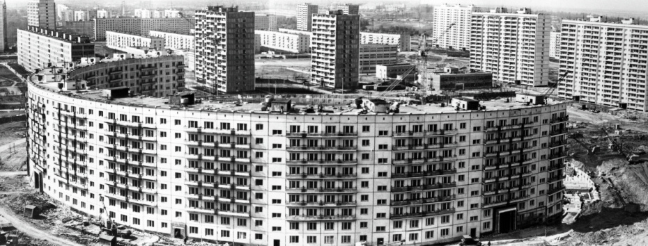 Строительство девятиэтажного дома кольцевой формы на улице Нежинской в микрорайоне Матвеевское