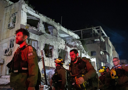 Появились кадры из центра Тель-Авива после удара иранской ракеты