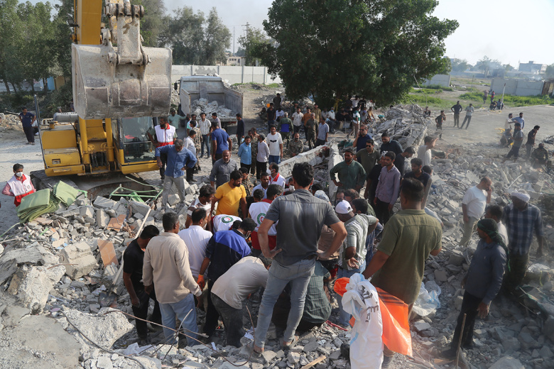 Спасатели и местные жители пытаются извлечь раненых из-под завалов школы для девочек в Минабе