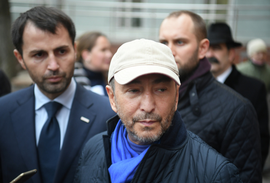 Бизнесмен и экс-сенатор Умар Джабраилов после судебного заседания у здания Тверского суда, где рассматривалось уголовное дело по факту хулиганства в московской гостинице, 2017 год