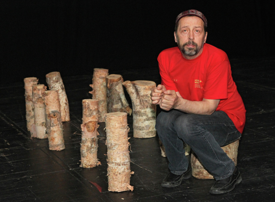 Художественный руководитель Коляда-Театра режиссер Николай Коляда на сцене театра «Современник» перед прогоном спектакля «Фронтовичка» в рамках фестиваля «Золотая маска», 2011 год