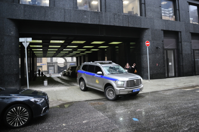 Автомобиль полиции у здания, в котором бизнесмен Умар Джабраилов покончил с собой