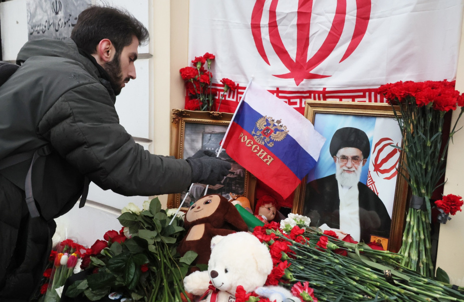 Возложение цветов в память о верховном лидере Ирана аятолле Али Хаменеи у посольства Ирана в Москве