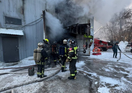 Пожар в складском помещении с грузовой техникой вспыхнул в Кузбассе