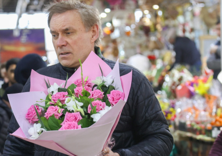 Российским мужчинам перед 8 Марта рассказали, как следует выбирать букет