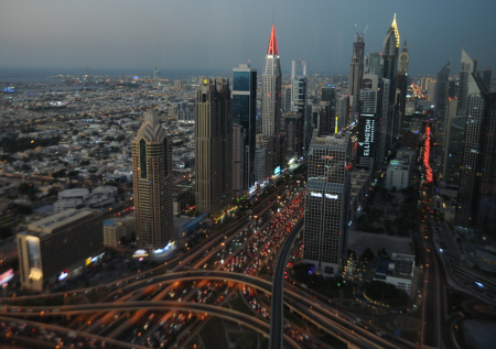 Юрист ответил, как действовать оказавшимся на улице туристам в ОАЭ