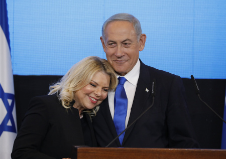 Сын и жена премьер-министра Израиля сбежали из страны