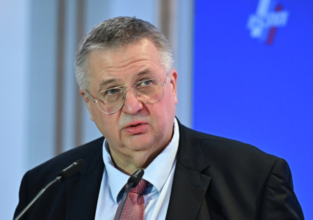 Оверчук сообщил о вылете из Баку в Москву находившихся в Иране россиян