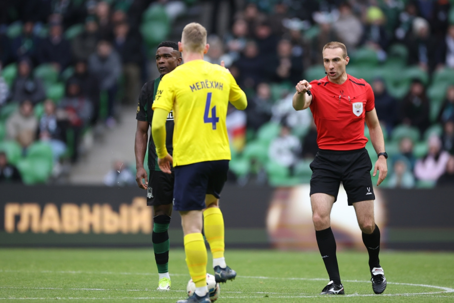 Виктор Мелехин (Ростов) и главный судья Антон Фролов в матче 19-го тура Российской премьер-лиги в Краснодаре