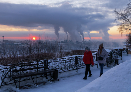 Жители Кузбасса пожаловались на торчащие штыри на пути в местную школу