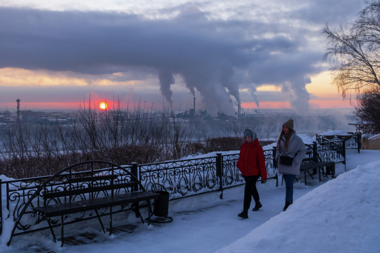 Местные жители на берегу реки Томи в Кемерово