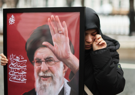 Россияне скорбят по Али Хаменеи: фото мемориала у посольства Ирана в Москве