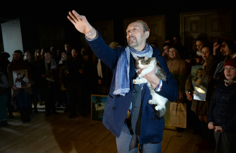 Режиссер Коляда-Театра Николай Коляда во время переезда в новое здание театра в Екатеринбурге, 2014 год