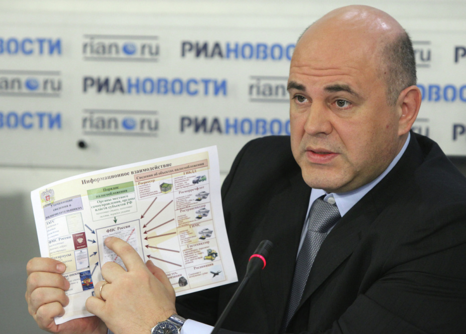 Руководитель Федеральной налоговой службы РФ Михаил Мишустин отвечает на вопросы представителей СМИ во время брифинга, 2011 год