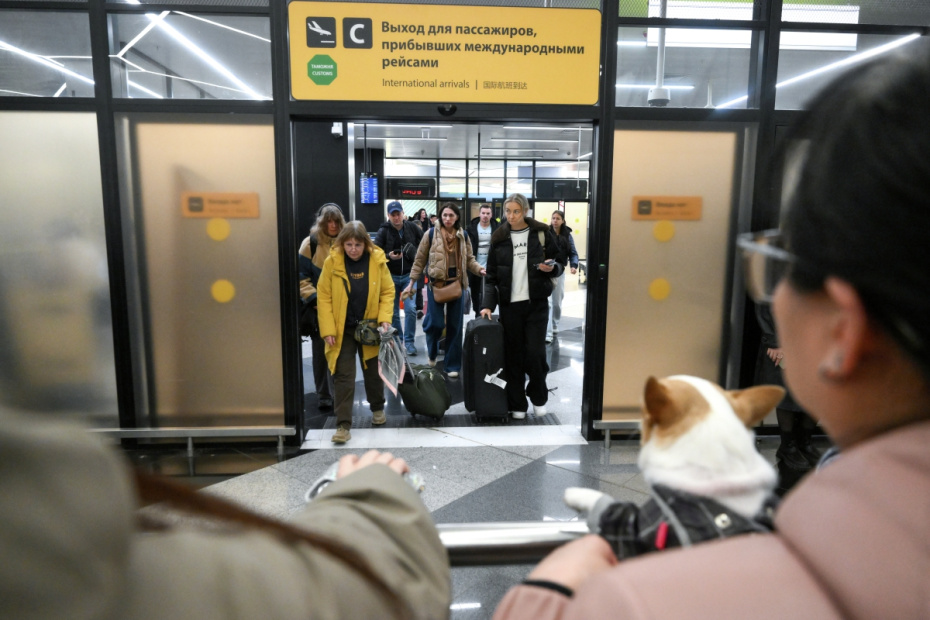 Пассажиры на выходе из зоны прилета международных рейсов в аэропорту Шереметьево