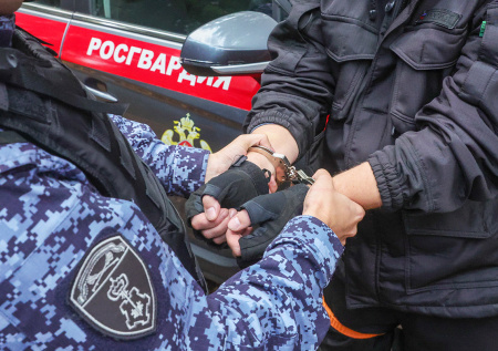 Неадекват попытался прорваться в детский сад в Петербурге