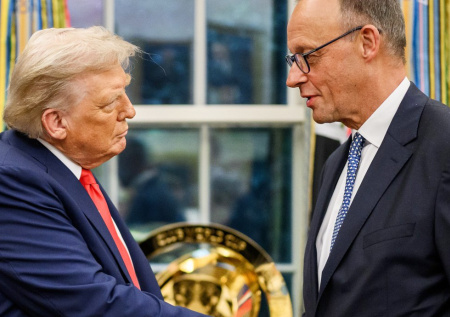 «Нам следует ударить их»: Трамп в шутку пригрозил ФРГ