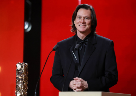 Убили и заменили клоном: почему фанаты считают, что Джим Керри мертв